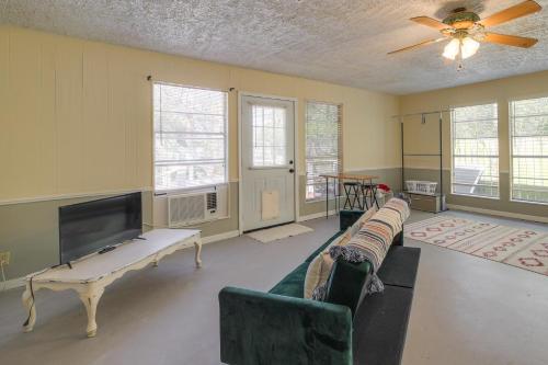 Pet-Friendly Studio - half Mi to Galveston Bay!