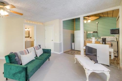 Pet-Friendly Studio - half Mi to Galveston Bay!