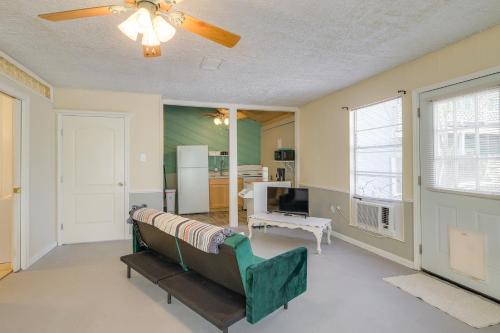 Pet-Friendly Studio - half Mi to Galveston Bay!