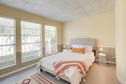 Pet-Friendly Studio - half Mi to Galveston Bay! in San Leon, USA