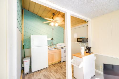 Pet-Friendly Studio - half Mi to Galveston Bay!