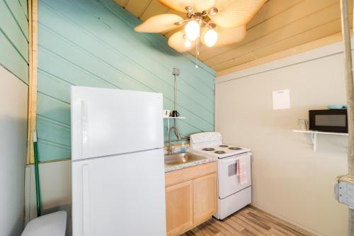 Pet-Friendly Studio - half Mi to Galveston Bay!