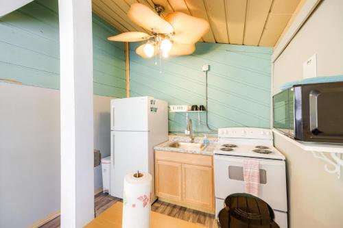 Pet-Friendly Studio - half Mi to Galveston Bay!