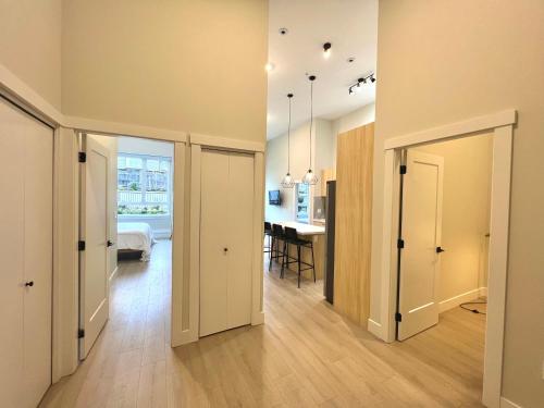 Modern Ground Level 3 bed 2 bath Condo with Free Parking in Surrey, Canada
