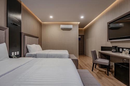 Deluxe Double Room image 2