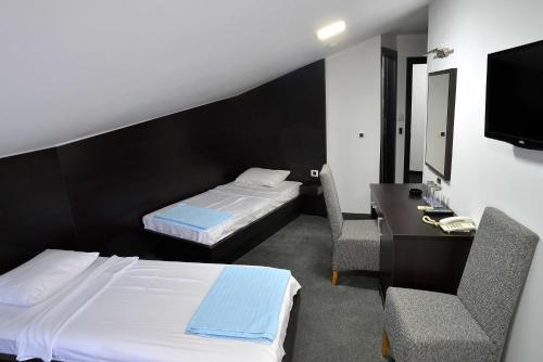 3 twin beds
