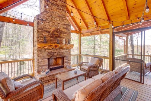 Luxury Mineral Bluff Cabin with Deck and Hot Tub!