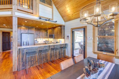 Luxury Mineral Bluff Cabin with Deck and Hot Tub!