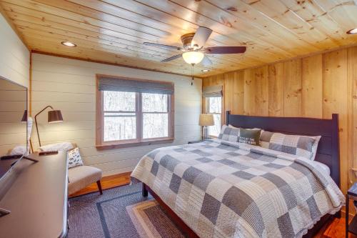 Luxury Mineral Bluff Cabin with Deck and Hot Tub!