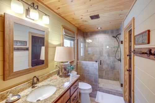 Luxury Mineral Bluff Cabin with Deck and Hot Tub!