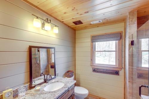 Luxury Mineral Bluff Cabin with Deck and Hot Tub!