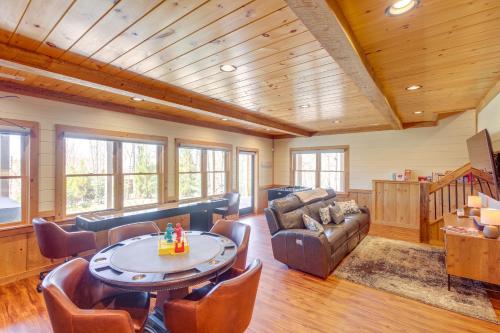 Luxury Mineral Bluff Cabin with Deck and Hot Tub!