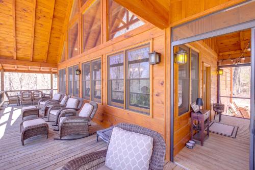 Luxury Mineral Bluff Cabin with Deck and Hot Tub!