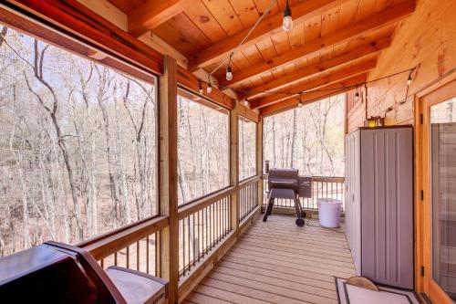 Luxury Mineral Bluff Cabin with Deck and Hot Tub!