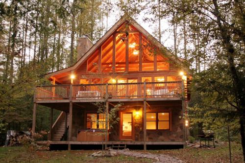 Amazing River Retreat, 3 Bedrooms, WiFi, Sleeps 8, Pool Table in Sevierville, USA