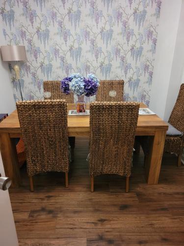 Siobhan's abode 3 Deluxe doubles and 1 king size NO PETS 2