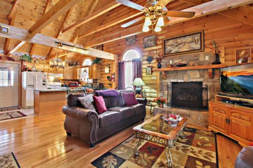Alpine Ski Lodge, 2 Bedrooms, Sleeps 6, Near Ober Gatlinburg, Hot Tub in Gatlinburg, USA