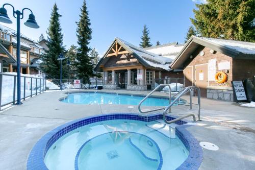 Glaciers Reach by Allseason Vacation Rentals in Whistler, Kanada