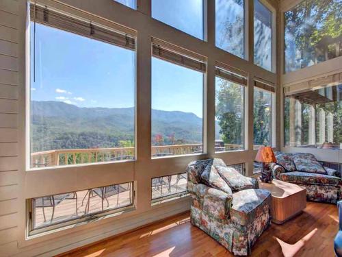 Woodshed, 2 Bedrooms, Sleeps 5, Mountain View, Jetted Tub, Pool Access, in Gatlinburg, USA