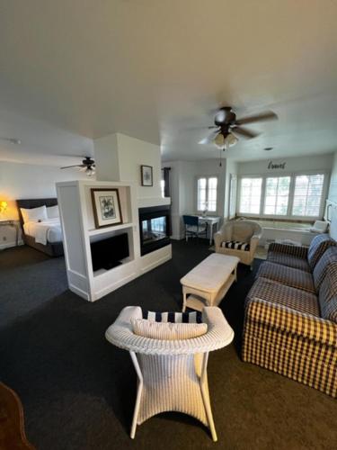 The Sand Hill Inn - Photo 4
