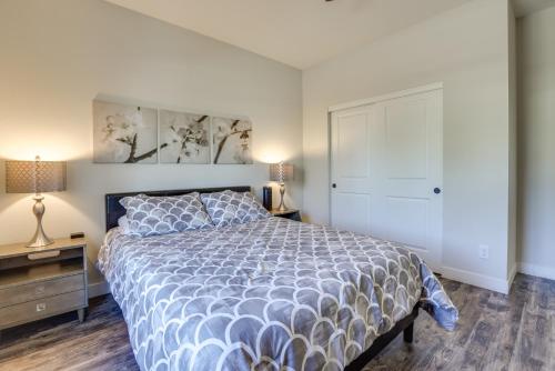 Updated Las Vegas House with Patio Solar Heated Pool - image 12