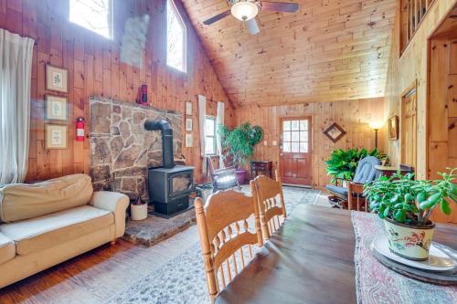 Cozy Appalachian Getaway 5 Mi to Prospect Peak! in Great Cacapon, USA