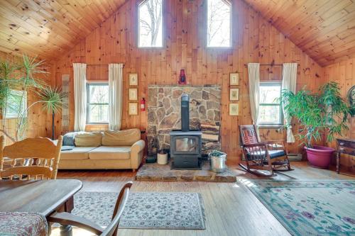 Cozy Appalachian Getaway 5 Mi to Prospect Peak! in Great Cacapon, USA