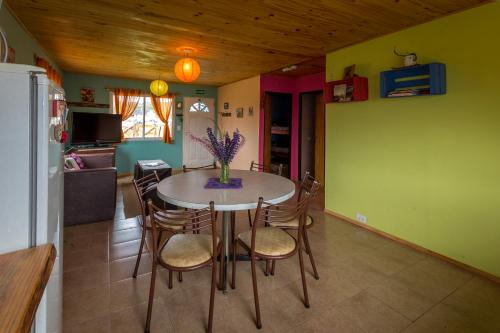 共用Lounge/電視區, Piuke Mapu Patagonia Hostel in 佐利拉