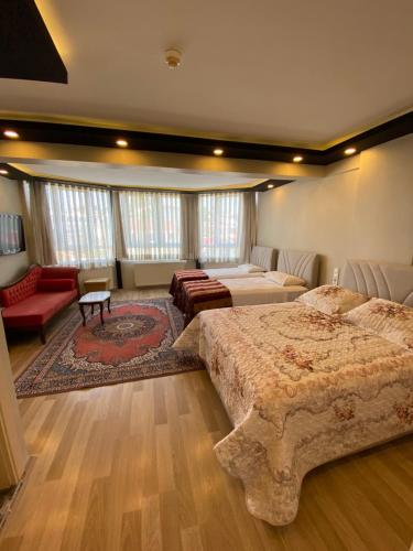 1 queen bed, 2 twin beds