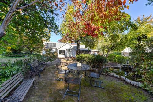 View, 100 Year Old Cottage: Dogs Ok! Wi-Fi! EV Charging! in Rocklin (CA)