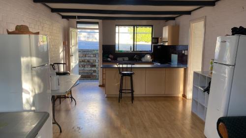 Pemberton Hostel - note - Go to Gloucester Motel Reception for check in - Backpackers 88 days farm w in Pemberton