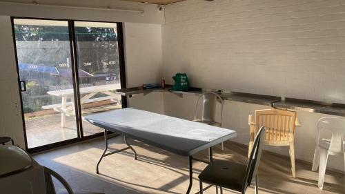 Pemberton Hostel - note - Go to Gloucester Motel Reception for check in - Backpackers 88 days farm w in Pemberton