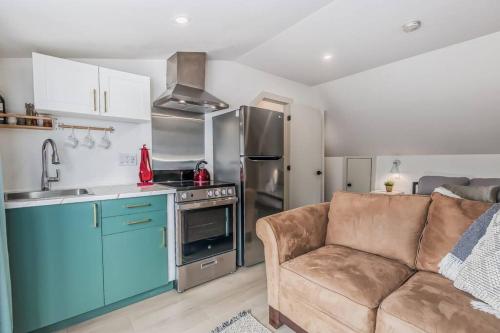 Entire Central Tiny House: Robin's Nest