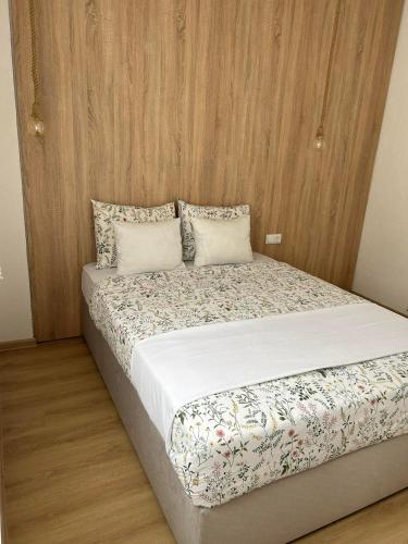 1 queen bed, 2 sofa beds