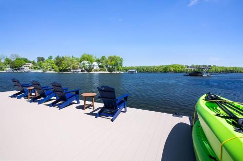 New Home, Dock, Home Theatre Projector, Hot Tub, Fire Pit, Kayaks in Winchester, USA