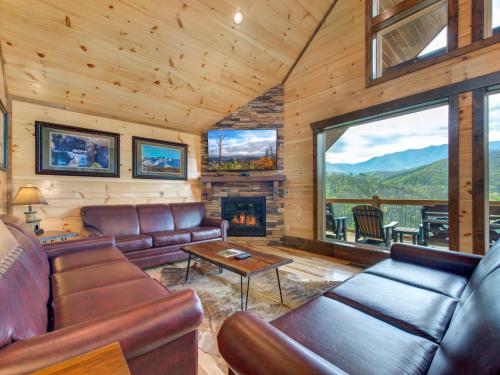 Splashtastic View Lodge 7 Bedroom Private Indoor Pool Theater Sleeps 20 - image 12