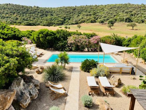  Villa Shanti ad Alghero con piscina, Jacuzzi, Yoga deck, per 18 persone in Surigheddu