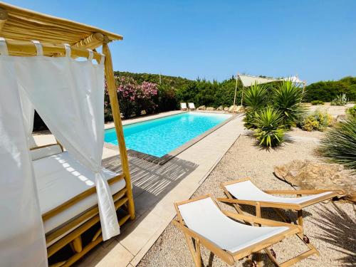  Villa Shanti ad Alghero con piscina, Jacuzzi, Yoga deck, per 18 persone in Surigheddu