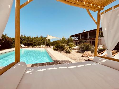 Villa Shanti ad Alghero con piscina, Jacuzzi, Yoga deck, per 18 persone