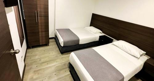 2 twin beds