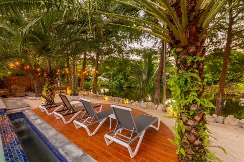 Waterfront Villa BY THE GLAMHOMES in Miami, USA