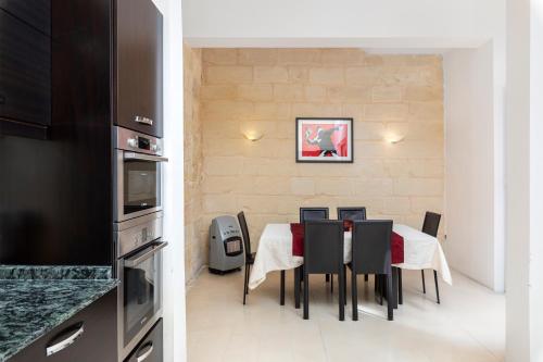 Traditional & Modern Maltese Townhouse - Rooftop Terrace and Sea Views, close to Birgu Waterfront, Cospicua (foto 9)