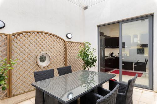 Traditional & Modern Maltese Townhouse - Rooftop Terrace and Sea Views, close to Birgu Waterfront, Cospicua (foto 8)