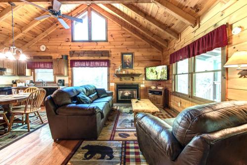 Fawn Cabin, 1 Bedroom, Sleeps 4, Hot Tub, Private, Pets, Gas Fireplace