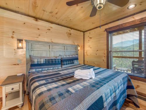 Splashtastic View Lodge 7 Bedroom Private Indoor Pool Theater Sleeps 20 - image 9