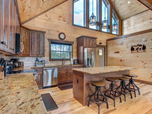 Splashtastic View Lodge 7 Bedroom Private Indoor Pool Theater Sleeps 20 - image 12