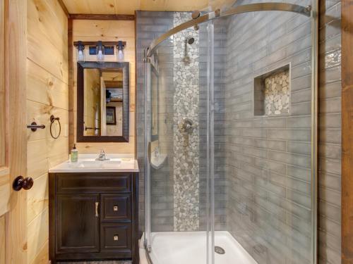 Splashtastic View Lodge 7 Bedroom Private Indoor Pool Theater Sleeps 20 - image 13