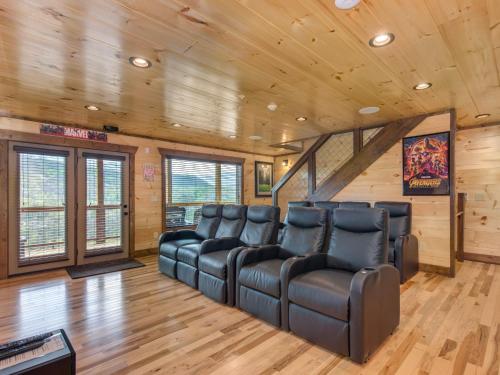 Splashtastic View Lodge 7 Bedroom Private Indoor Pool Theater Sleeps 20 - image 10