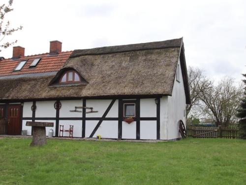 Thatched roof house in Pogreß with a large plot