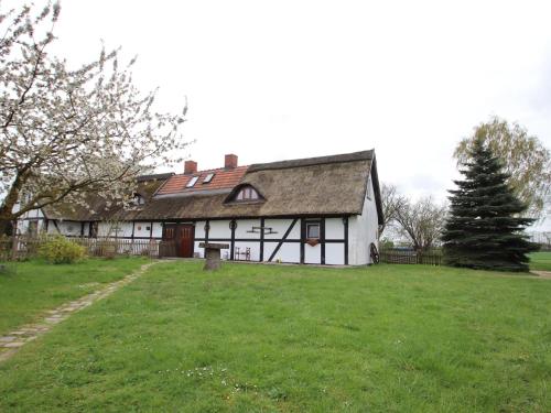 Thatched roof house in Pogreß with a large plot